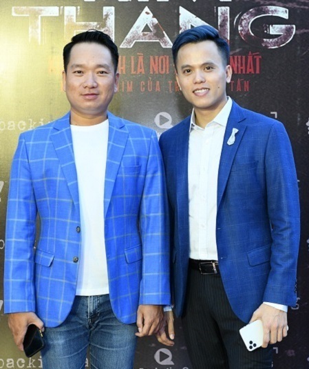 Đạo diễn Hữu Tấn (trái) và nhà sản xuất Hoàng Quân ở buổi ra mắt phim tại TP HCM, ngày 24/10. Ảnh: ProductionQ.