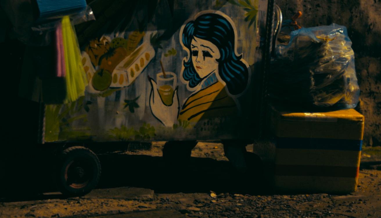 Cô gái trên xe nước mía thành biểu tượng kinh dị trong phim ‘Chuyện ma gần nhà’ - ảnh 1